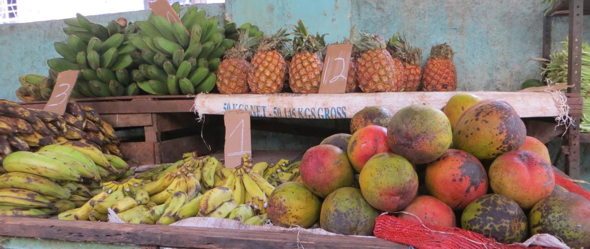 Mangos, Ananas, Bananen an einem Stand in Havanna