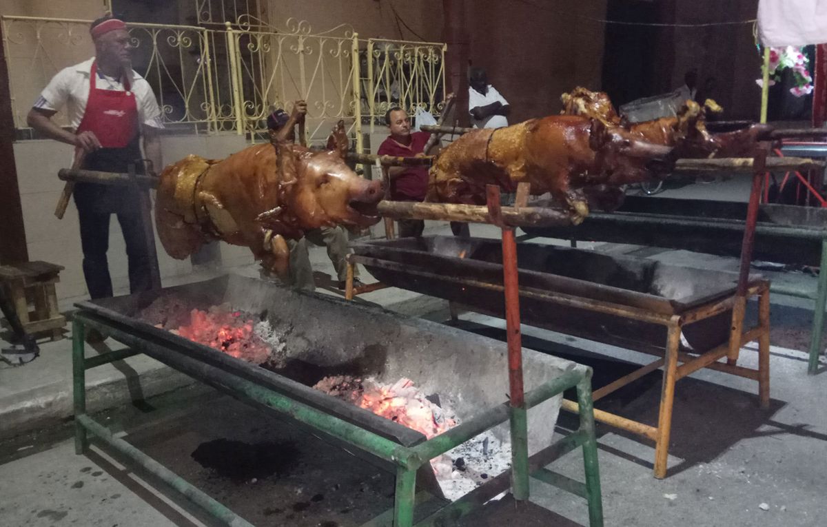 Schwein am Spieß ist ein traditionelles kubanisches Gericht zu Weihnachten und Silvester