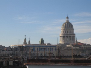 Kuppel des Kapitols über den Dächern von Havanna