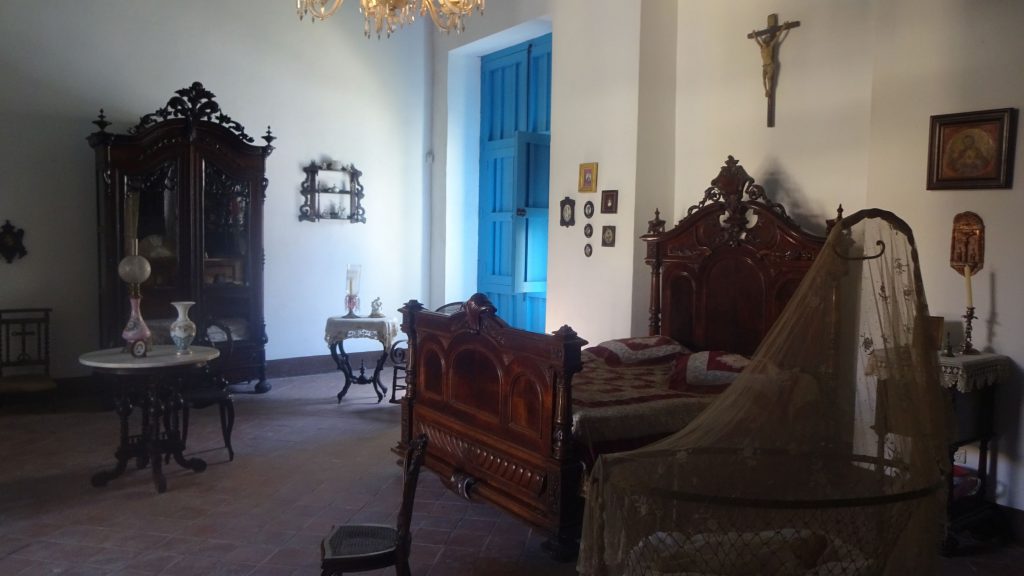 Foto eines kolonialen Schlafzimmers im Museo de Arte Colonial