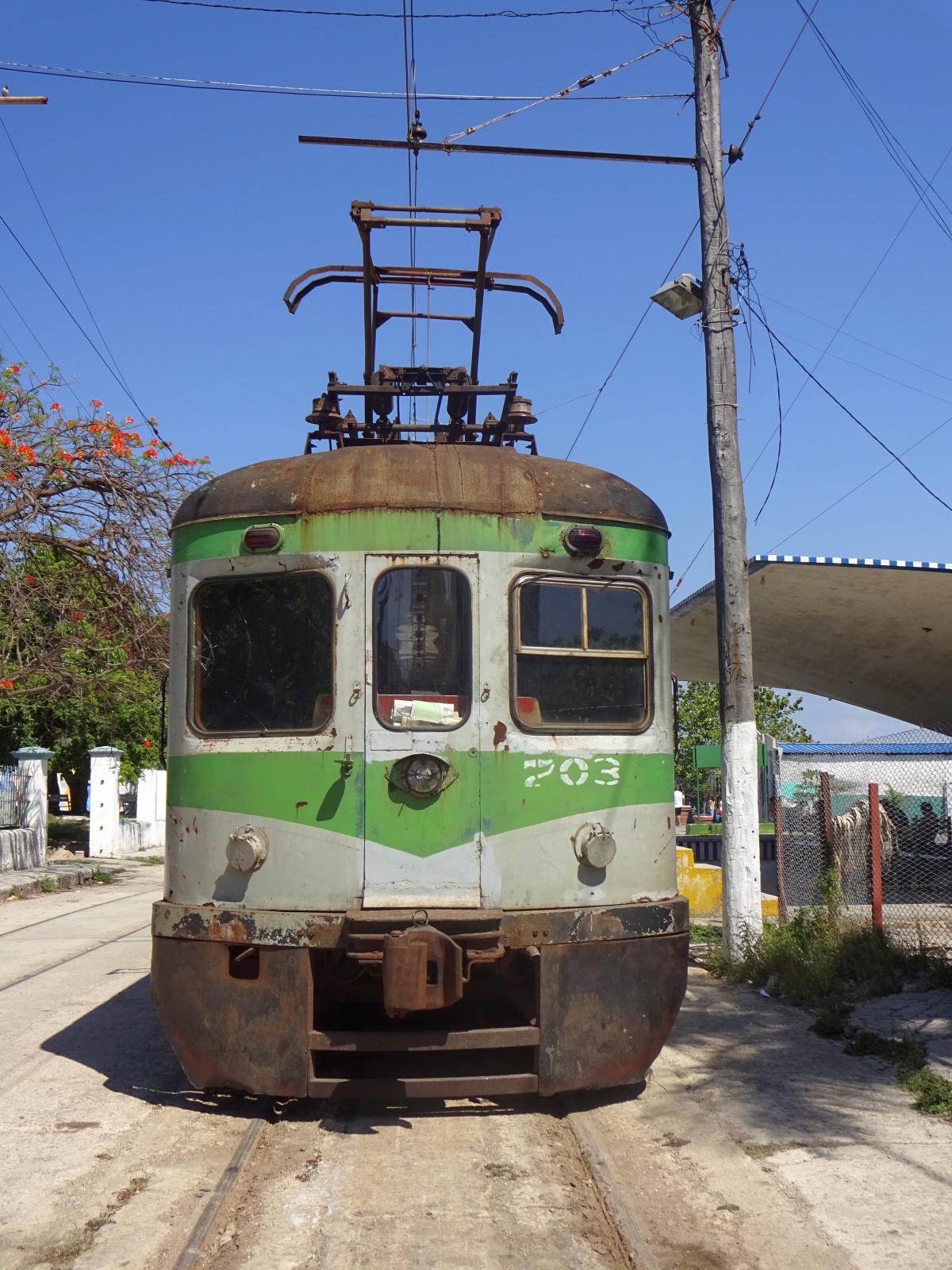 Frontaufnahme des Zuges der Hershey-Bahn im Bahnhof Casablanca in Havanna
