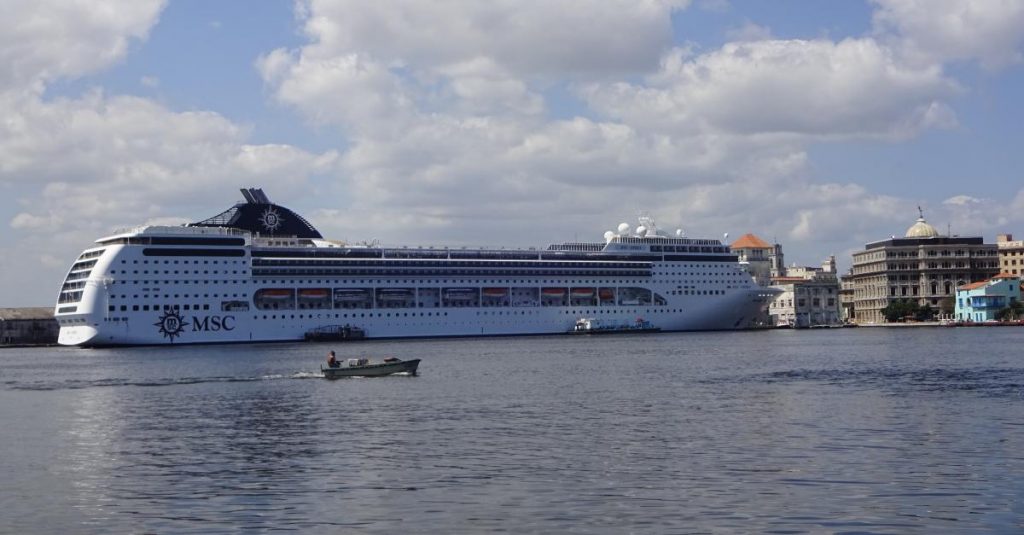 Kreuzfahrtschiff im Hafen von Havanna