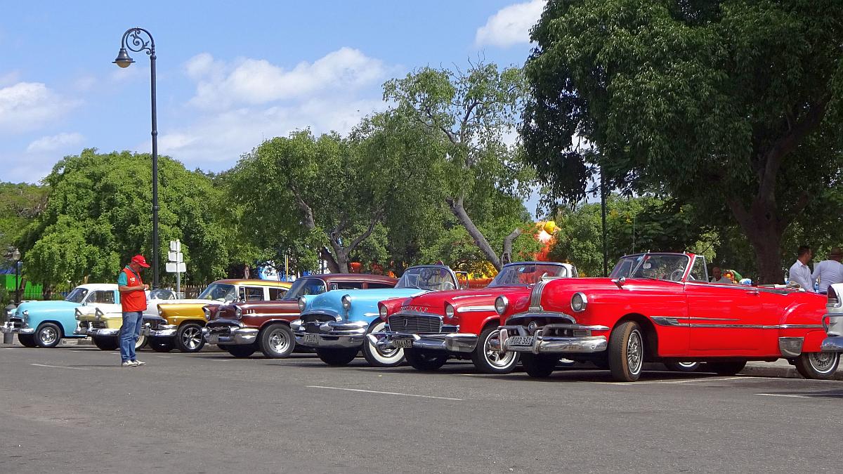 Oldtimer bzw. Classic Cars. welche in Havanna für Stadtrundfahrten zur Verfügung stehen.