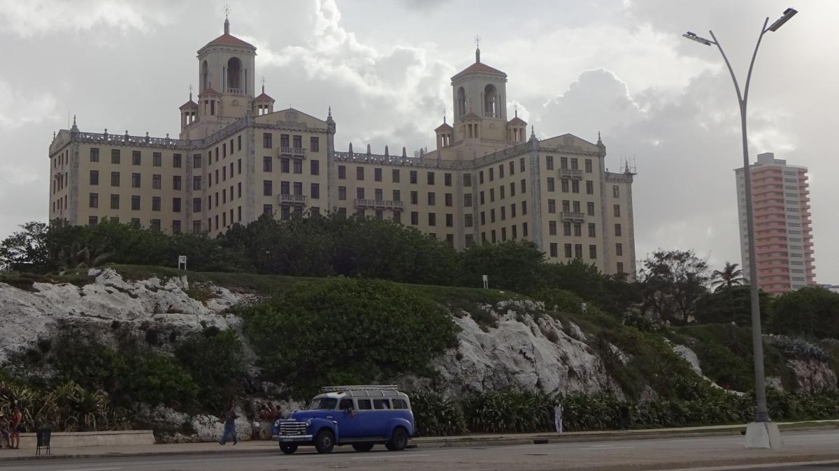 Blaues Sammeltaxi auf dem Malecon in Havanna, direkt vor dem Hotel Nacional